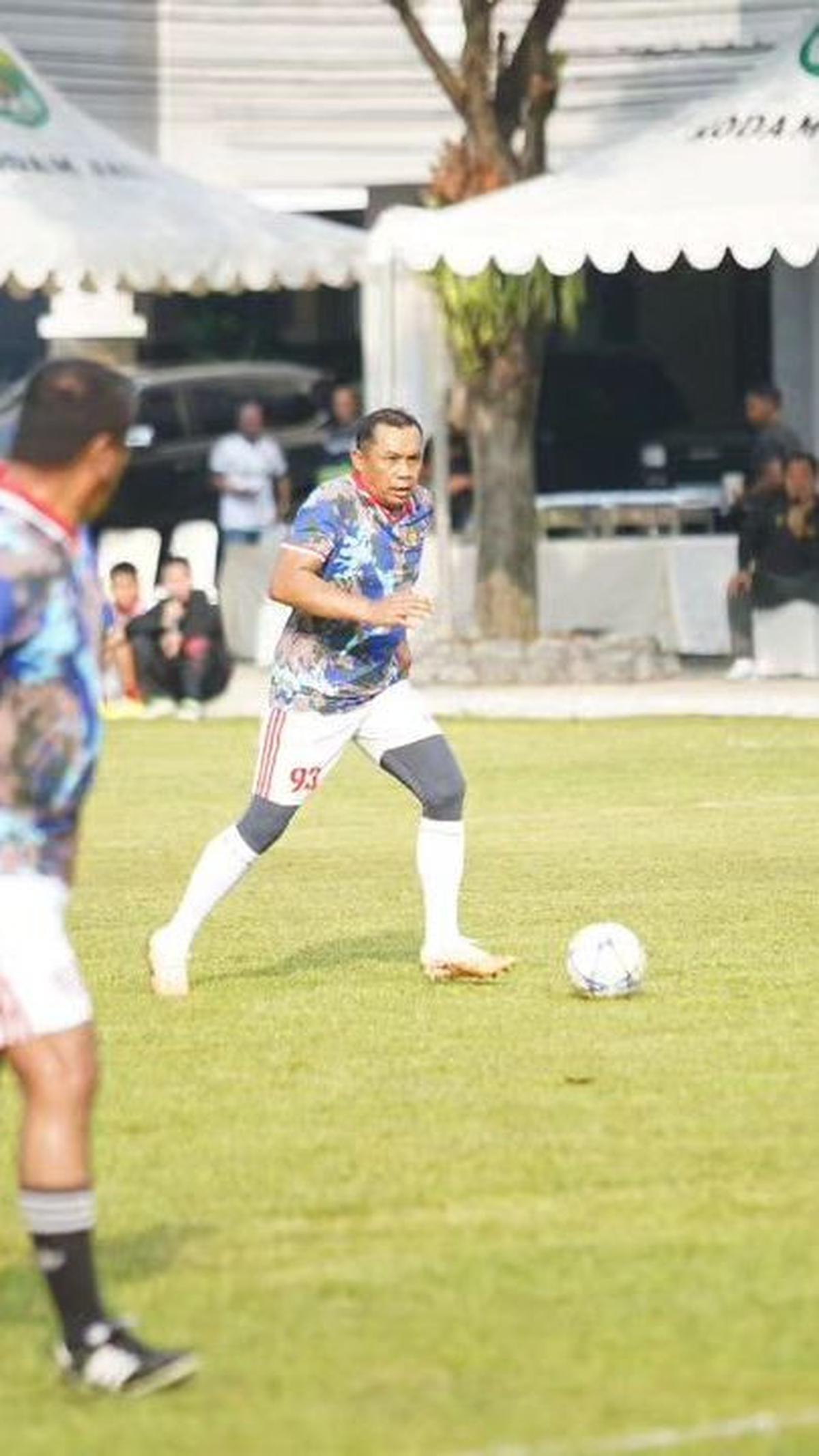 Terlihat duo Jenderal TNI dan Polri beserta para jajarannya ini begitu lincah mengolah bola. <br>