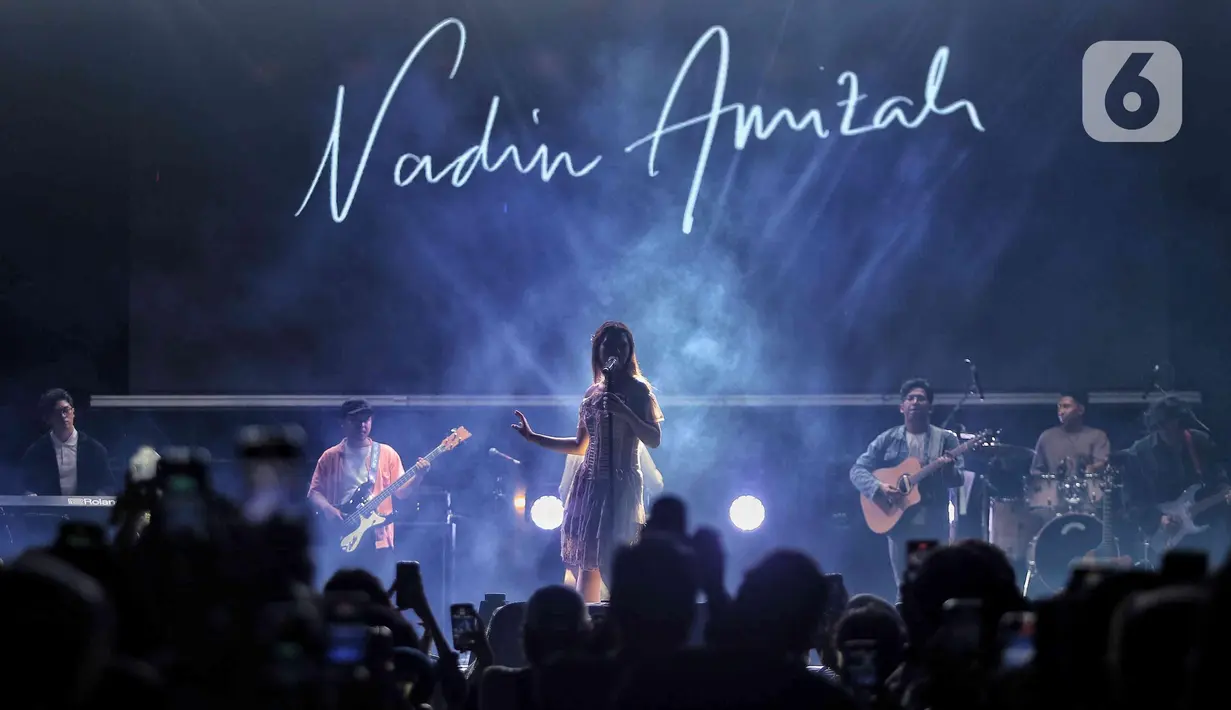 Penyanyi yang juga penulis lagu, Nadin Amizah saat tampil pada hari kedua gelaran KapanLagi Buka Bareng BRI Festival 2025 di Plaza Parkir Timur Gelora Bung Karno, Senayan, Jakarta, Minggu (16/3/2025). (Liputan6.com/Angga Yuniar)