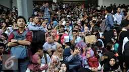 Ribuan para pencari kerja menunggu untuk masuk ke arena Job Fair 2015 di Stadion Utama GBK, Jakarta, Selasa (11/8/2015). Ratusan posisi dan ribuan lowongan kerja yang akan digelar hingga 12 Agustus 2015. (Liputan6.com/Johan Tallo)