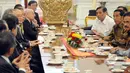Presiden Joko Widodo dan sejumlah Menteri saat menerima delegasi Kamar Dagang dan Industri Jepang (Japan Chamber of Commerce and Industry) di Istana Merdeka, Jakarta, Senin (2/2/2015). (Liputan6.com/Faizal Fanani)