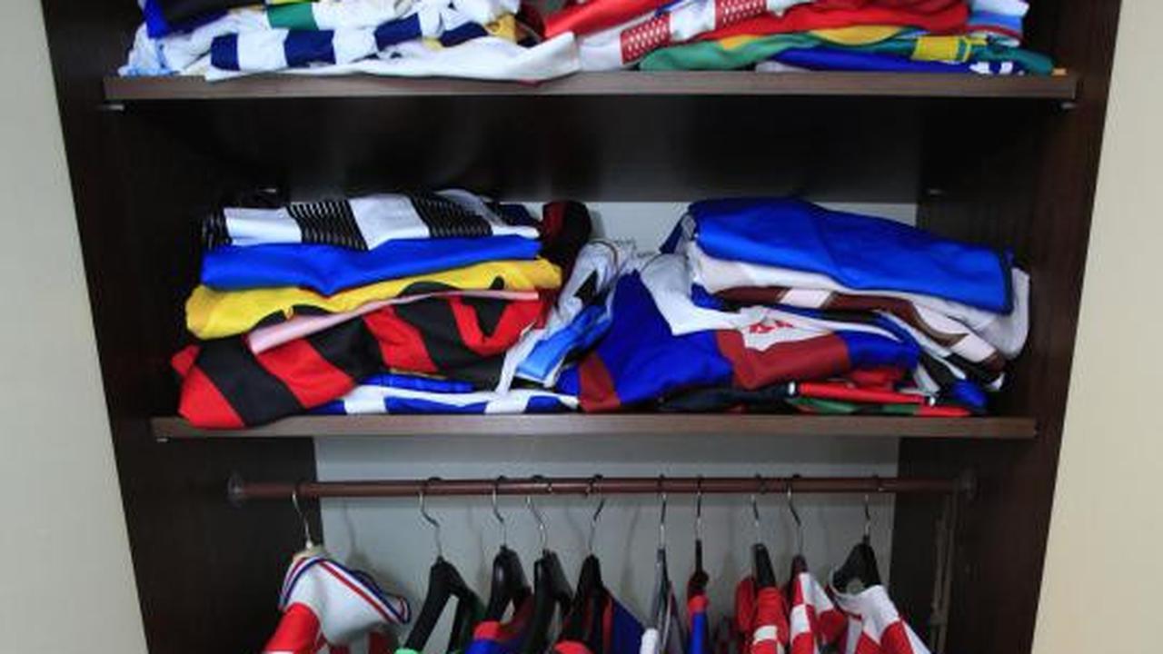  Pria ini koleksi 200 jersey bola senilai Rp 350 juta