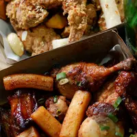 Intimasi sajian nikmat dari deretan cloud kitchen ditemani minuman favorit.