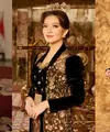 Kebaya panjang velvet warna hitam yang dihiasi bordiran emas membuat penampilan Ibu Negara Iriana Jokowi semakin elegan nan mewah. Apalagi ditambah aksesori yang disematkan di dada. [@doleytobing]