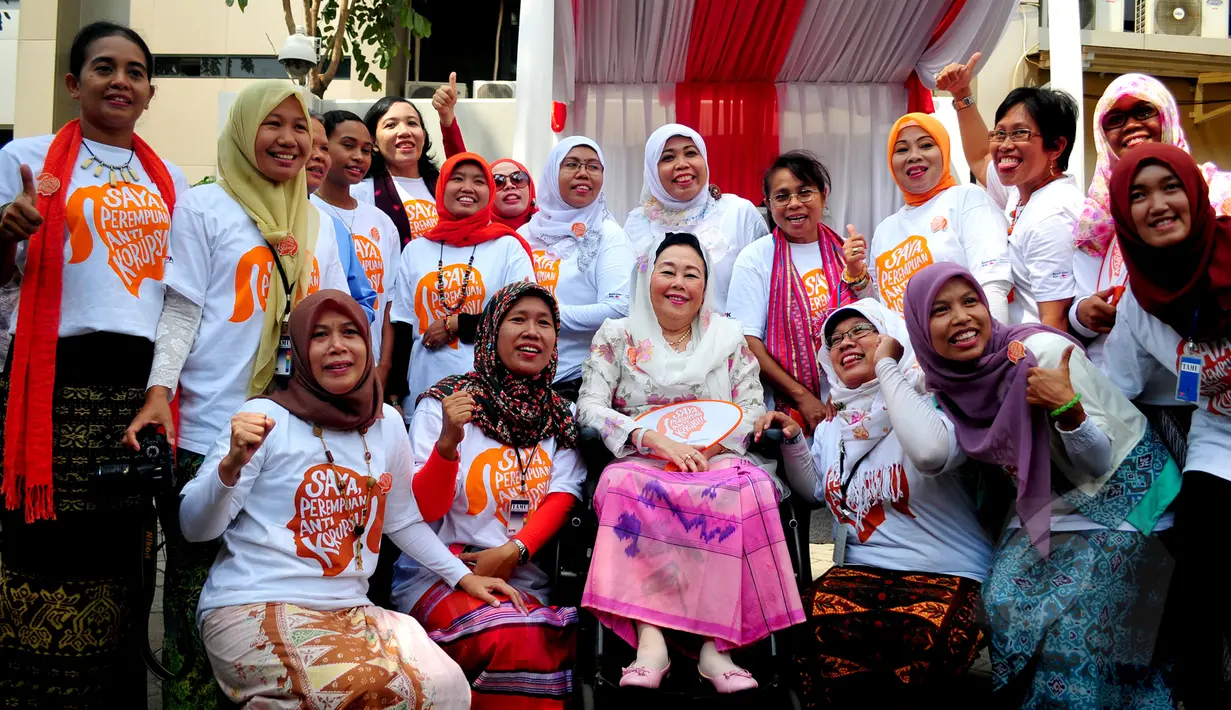 Istri mantan Presiden RI (alm) Abdurrahman Wahid, Sinta Nuriyah (tengah) bersama komunitas Saya Perempuan Antikorupsi! (SPAK) saat menghadiri peringatan Hari Kartini di Gedung KPK, Jakarta, Selasa (21/4/2015). (Liputan6.com/Yoppy Renato)