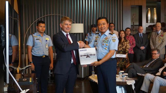 Dubes Inggris Owen Jenkins bersama dengan Wakasau Fahru Zaini.