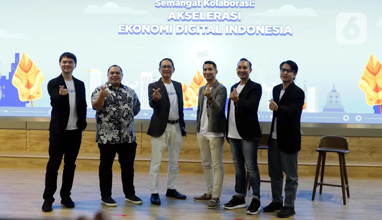CEO & Co-Founder DANA Indonesia, Vince Iswara (kiri) bersama Chief Commercial Officer Smartfren, Andrijanto Muljono (kedua kiri) dan Irawan Harahap, Chief Digital Tech Ecosystem and Development Sinarmas Land (kedua kanan) usai memberikan keterangan terkait rencana kolaborasi demi Akselerasi Ekonomi Digital Indonesia, Jakarta, Kamis (25/8/2022). (Liputan6.com/Helmi Fithriansyah)