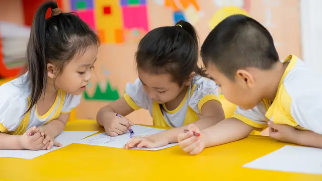 Ajak Si Buah Hati Berkreasi dengan Menggambar, Ternyata Dukung Stimulasi Tumbuh Kembangnya, Lho!