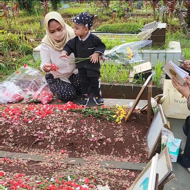 6 Momen Gala Sky, Ziarah Ke Makan Vanessa Angel dan Bibi Andriansyah Ini Bikin Haru