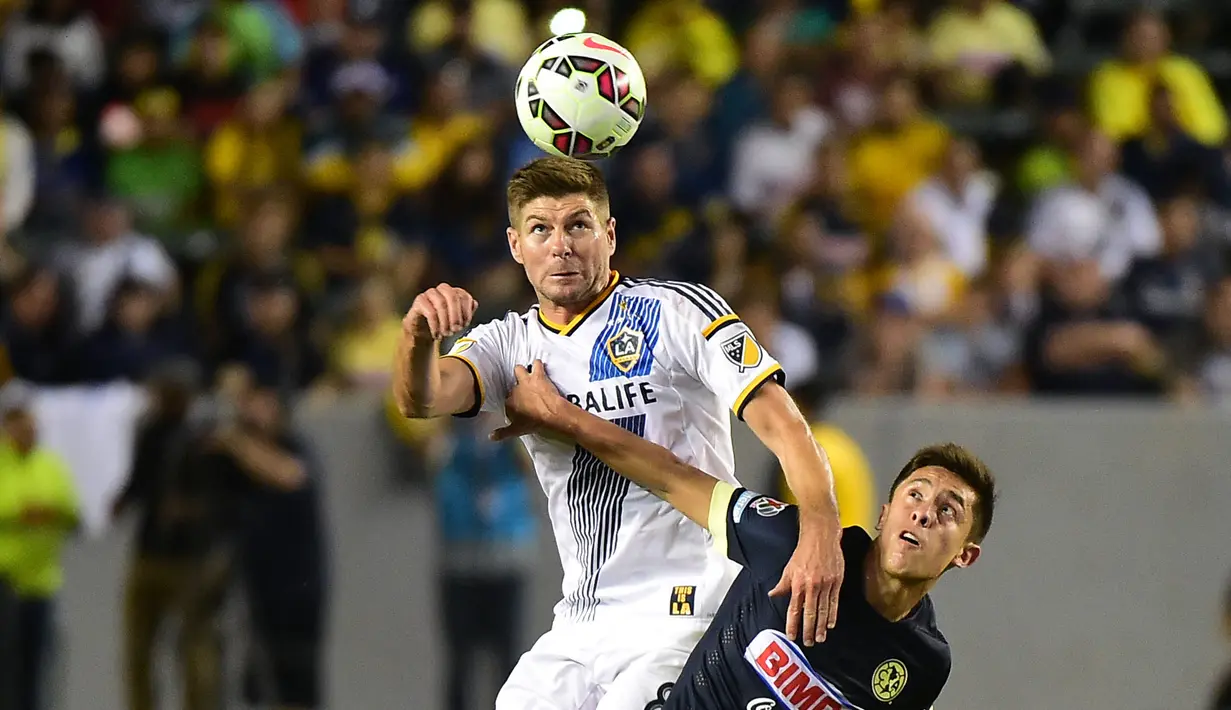 Pemain LA Galaxy, Steven Gerrard (kiri) berebut bola dengan pemain Clob America, Jose Daniel Guerrero pada laga lanjutan MLS di Carson, California, 11 Juli 2015. Gerrard berhasil mencetak 5 gol dan 15 assist dalam 39 penampilannya di Los Angeles sejak 2015 hingga 2016. (AFP/Frederic J. Brown)
