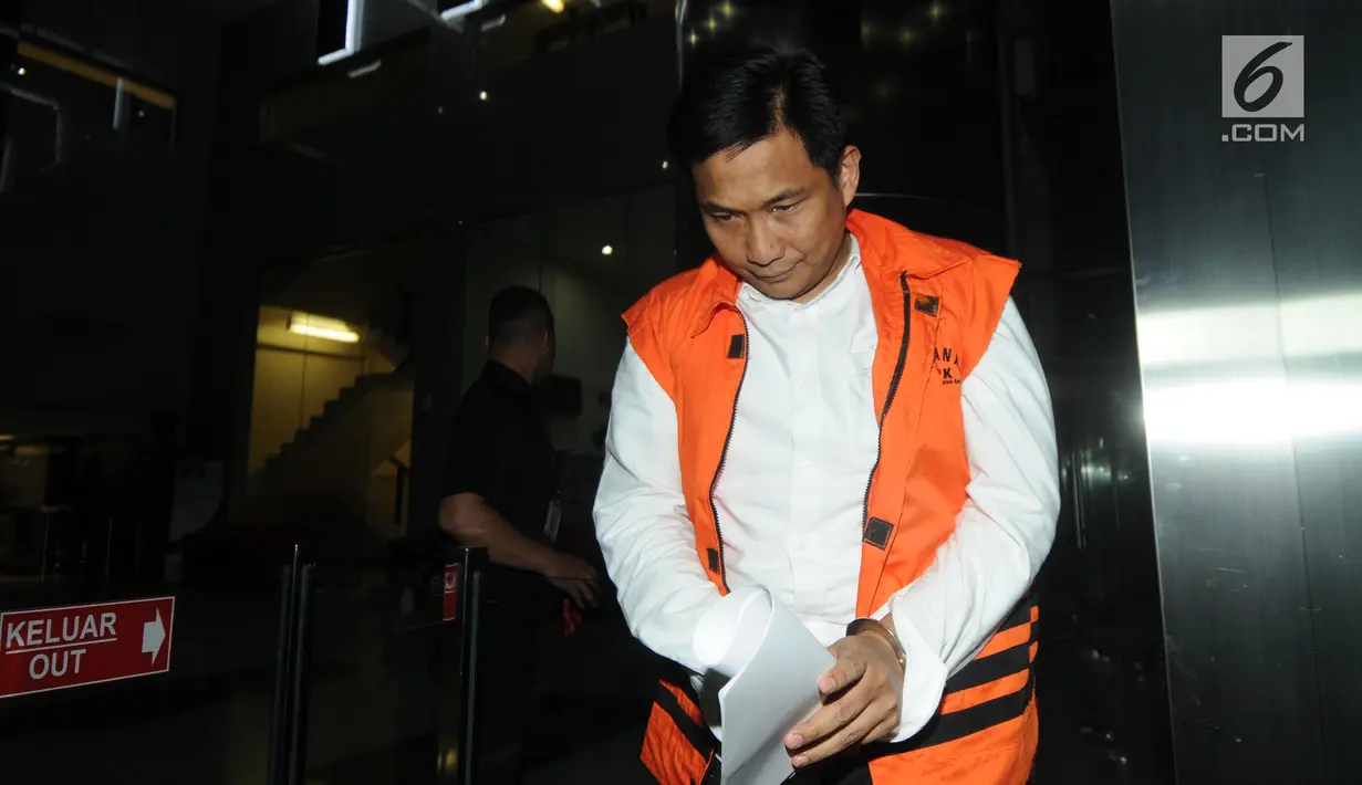 Anggota DPR Fraksi Golkar Bowo Sidik Pangarso tertunduk usai menjalani pemeriksaan perdana di Gedung KPK, Jakarta, Selasa (2/4). Bowo diperiksa sebagai tersangka dugaan menerima suap terkait kerja sama pengangkutan pupuk melalui kapal. (merdeka.com/Dwi Narwoko)