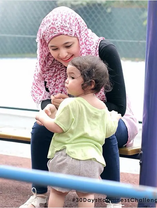 “Keputusan aku buka jilbab, its not ignore to delete all. Kita nggak tahu, aku pun nggak tahu 20 tahun ke depan pakai jilbab lagi. Itu bagian dari spiritual journey akulah,” ujar Caca dalam acara Dear Haters beberapa tahun kemudian.(Instagram/marshanda99)