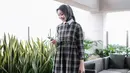 <p>Tartan tunik juga dapat menjadi pilihan utama saat hendak memilih outfit untuk ke kantor. (instagram/vinamaulina)</p>