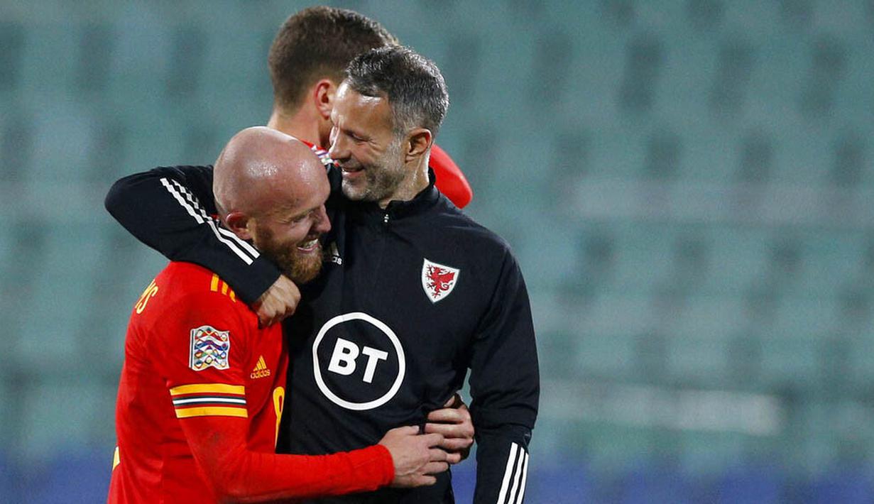 Pemain Wales, Jonny Williams, merayakan kemenangan bersama pelatih Ryan Giggs usai mencetak gol ke gawang Bulgaria pada laga UEFA Nations League di Stadion Vassil Levski, Kamis (15/10/2020). Wales menang dengan skor 1-0. (AP Photo/Anton Uzunov)