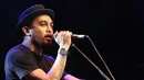 "30 September tepat hari ulang tahun saya, dan saya ingin membawakan musisi yang mempengaruhi karier saya. Tahun 2017 saya membawakan tanda mata Glenn Fredly untuk Slank," terang Glenn dilanjutkan dengan lagu Maafkan Aku. (Bambang E Ros/Bintang.com)