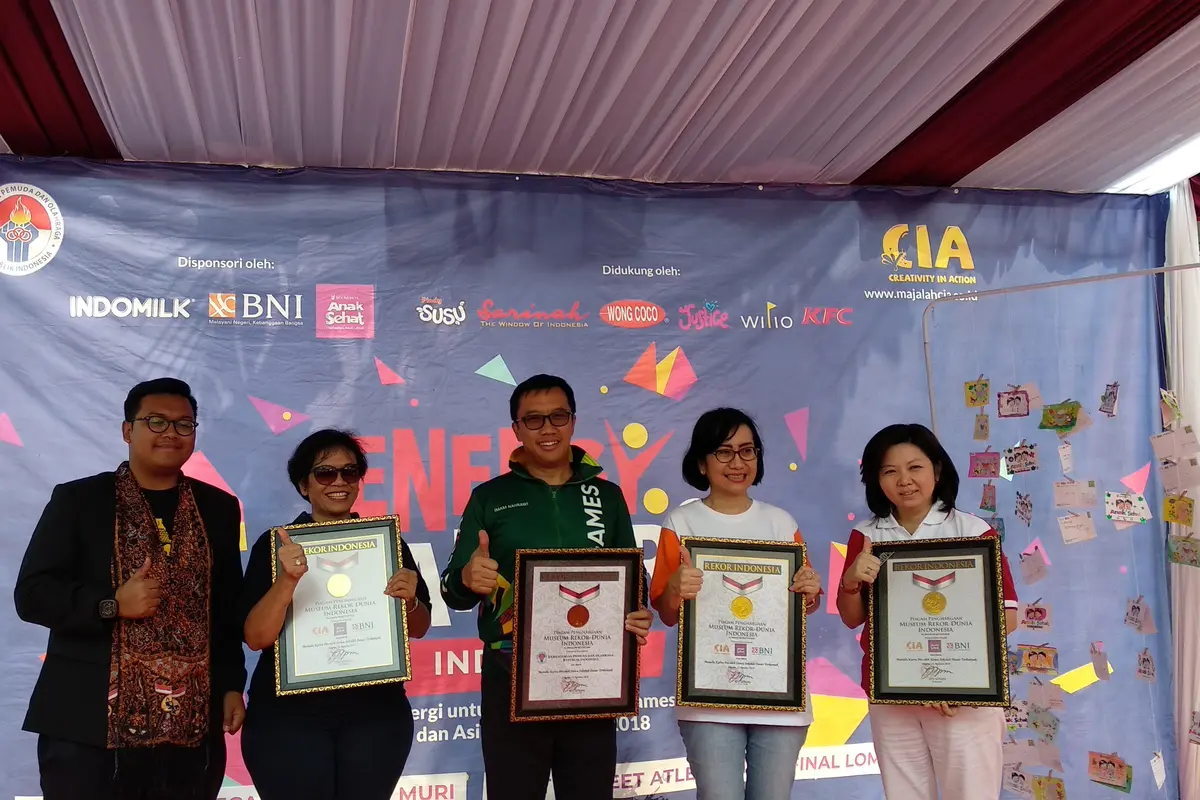 Anak SD yang berasal dari 15 kota besar memecahkan Rekor Muri Menulis Kartu Pos Terbanyak.