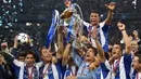 Porto juara Liga Champions 2003/2004. Partai final Liga Champions musim 2003/2004 mempertemukan dua klub yang sama sekali tidak diperhitungkan, FC Porto menghadapi AS Monaco. Keduanya mampu menyingkirkan klub-klub mapan dalam perjalanannya menuju partai final. FC Porto akhirnya menjadi juara usai menang telak 3-0 atas AS Monaco di laga pamungkas. Gelar tersebut merupakan gelar kedua, setelah sebelumnya FC Porto pernah juara di musim 1986/1987. (AFP/Pascal Guyot)