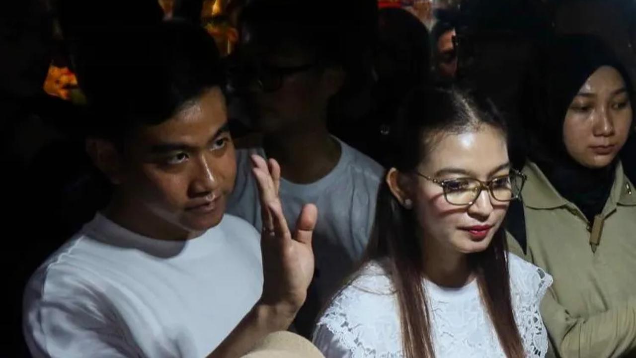 FOTO: Gaya Gibran dan Istri Blusukan ke Pasar Rawasari, Penampilan Cantik Selvi Jadi Pusat Perhatian