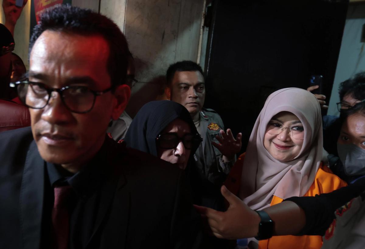FOTO: Roy Suryo dan Dokter Tifa Dibawa ke Rumah Sakit Polri Usai Ditangkap