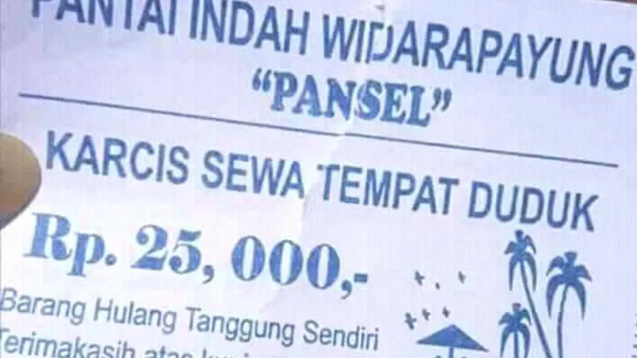 Pungli tempat duduk di Pantai Widarapayung, Cilacap seharga Rp 25 ribu viral di medias sosial. (Facebook/Muhamad Ridlo/Liputan6.com)