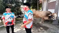 Cawalkot Solo Gibran Rakabuming Raka didampingi wakilnya Teguh Prakosa menyerahkan hewan kurban sapi di Kantor DPC PDIP Solo, Kamis (30/7).(Liputan6.com/Fajar Abrori)