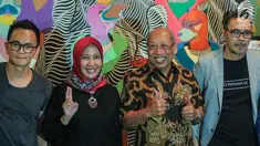 Yosi Mokalu (kiri), Neneng Herbawati (kedua kiri), I Wayan Sudirtha, Andre Opa (kanan) saat menjadi narasumber dalam diskusi bulanan Masterpiece NKRI Pancasila 9an 'Spirit of Ahok' Oktober (ke lima) di Jakarta, Senin (9/10). (Liputan6.com/Faizal Fanani)