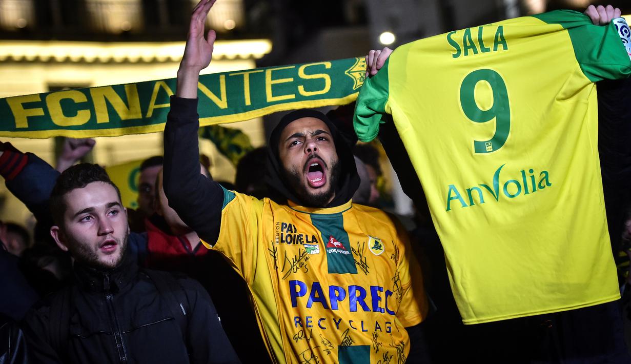 Mantan bintang FC Nantes, Emiliano Sala dikabarkan meninggal dunia usai pesawat yang ditumpanginya hilang dari kontak, selasa (22/1). Hal tersebut membuat pendukung FC Nantes larut dalam rasa duka. (AFP/Loic Venance)