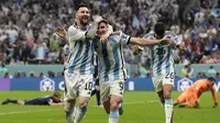 Pemain Argentina, Julian Alvarez (tengah) melakukan selebrasi bersama&nbsp;Lionel Messi setelah mencetak gol kedua timnya ke gawang Kroasia saat laga semifinal Piala Dunia 2022 yang berlangsung di Lusail Stadium, Qatar, Selasa (13/12/2022) waktu setempat. (AP Photo/Martin Meissner)