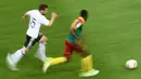 Bek Jerman, Amin Younes, berusaha mengejar striker Kamerun, Benjamin Moukandjo pada laga Grup B Piala Konfederasi 2017, di Stadion Fisht Olympic, Sochi, Minggu (25/6/2017). Jerman menang 3-1 atas Kamerun. (AFP/Franck Fife)