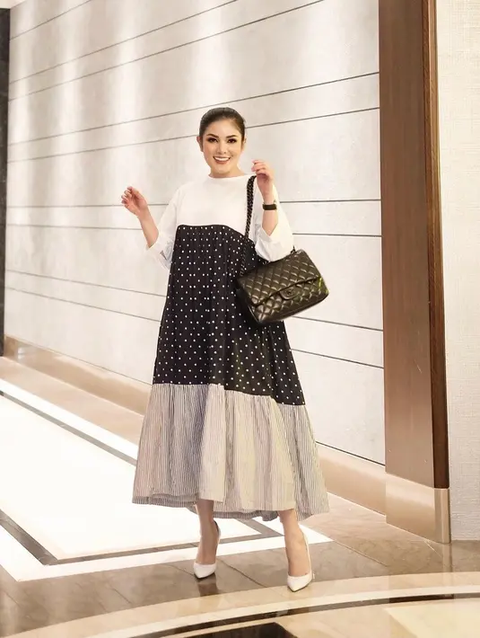Selain berharga terjangkau, tiered maxi dress koleksi mynonns x Erich Al Amin seharga Rp449 ribu ini juga nyaman dan stylish saat dikenakan (Foto: Instagram @nindyayunda)
