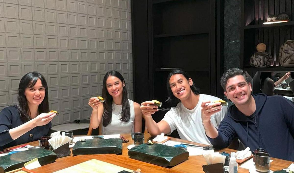 Fachri Albar dan Sean Gelael memang kakak adik tiri beda ayah, tetapi mereka selalu akur di berbagai kesempatan.