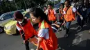 Seorang mahasiswa dievakuasi karena pingsan saat aksi menolak lupa di depan Istana Merdeka, Jakarta, Selasa (12/5/2015). Mereka menuntut pemerintah untuk mengusut kasus Tragedi 12 Mei 1998 yang menewaskan 4 mahasiswa Trisakti. (Liputan6.com/Faizal Fanani)