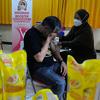 Warga mengikuti vaksin COVID-19 booster di Mapolsek Jagarsa, Jakarta Selatan, Jumat (17/06/20222). Pemerintah terus menggenjot target pencapaian vaksinasi COVID-19 untuk menciptakan kekebalan kelompok (herd immunity) dan juga diharapkan dapat mencegah penyebaran kasus COVID-19 akibat subvarian Omicron baru BA.4 dan BA.5. (merdeka.com/Arie Basuki)