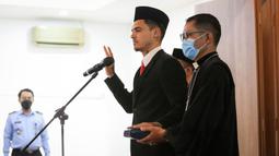 Pemain Naturalisasi Timnas Indonesia,&nbsp;Shayne Pattynama melakukan Pengambilan Sumpah Janji Setia Pewarganegaraan Republik Indonesia yang berlangsung di Kantor Wilayah Kementetian Hukum dan HAM DKI Jakarta, Selasa (24/01/2023). (Bola.com/Bagaskara Lazuardi)