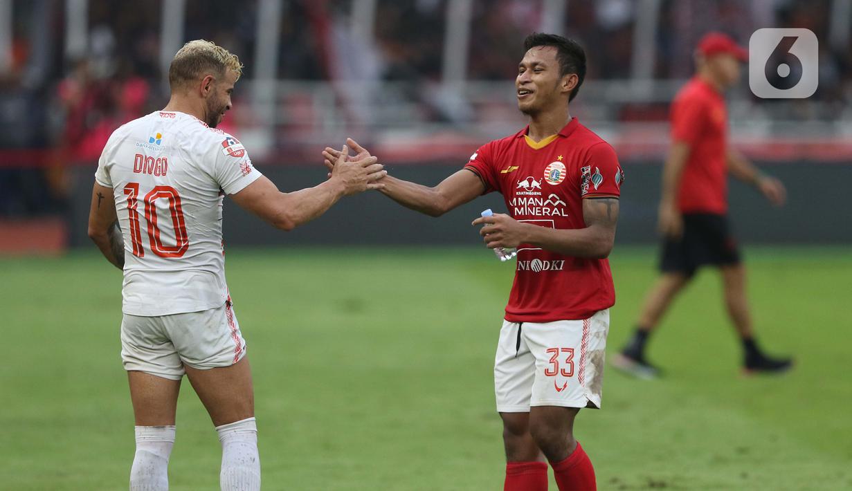 Pemain tengah Persija, Osvaldo Haay (kanan) bersalaman dengan pemain Borneo FC, Diogo Campos Gomes usai laga pekan pertama Shopee Liga 1 Indonesia 2020 di Stadion Gelora Bung Karno, Jakarta, Minggu (1/3/2020). Persija unggul 3-2. (Liputan6.com/Helmi Fithriansyah)
