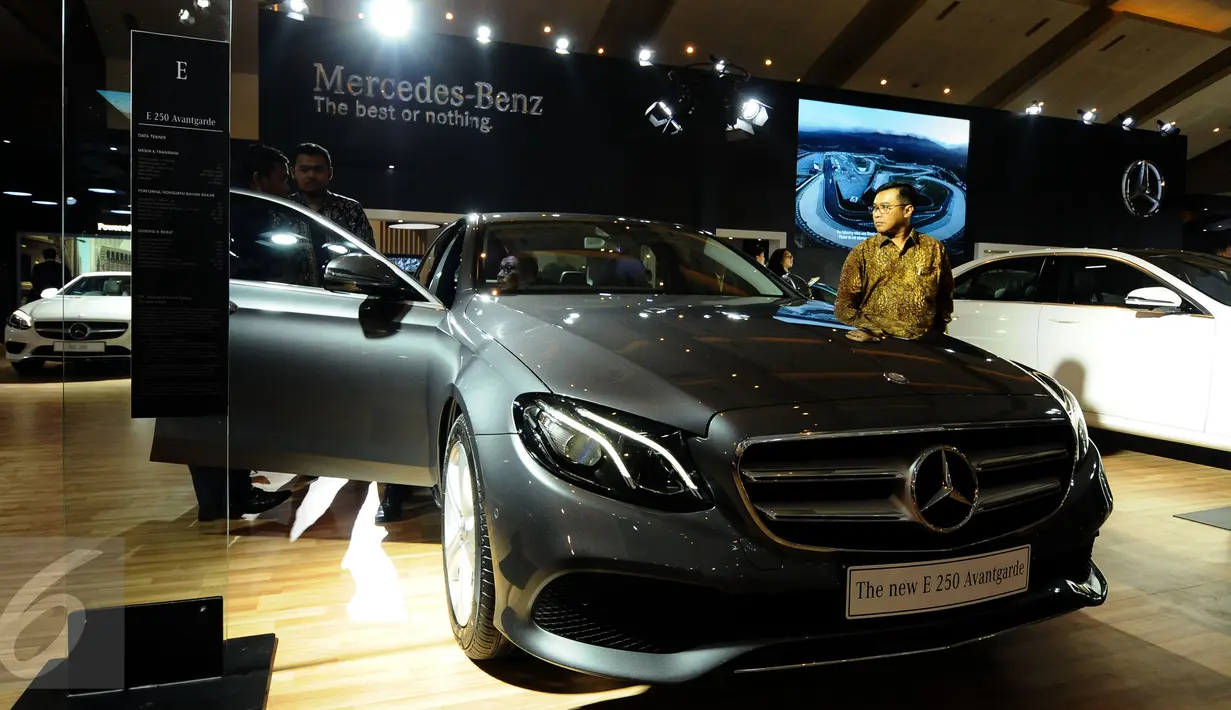 Pengunjung melihat-lihat salah satu mobil yang dipamerkan di Indonesia Internasional Motor Show (IIMS) 2017 di Jakarta, Kamis (27/4). 30 merek kendaraan roda dua maupun roda tiga dipamerkan hingga 7 Mei mendatang. (Liputan6.com/Helmi Fithriansyah)