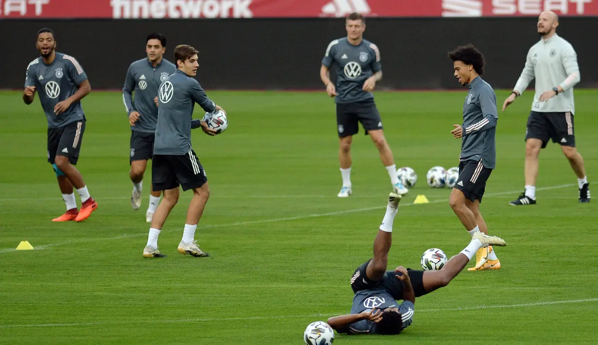 Para pemain Jerman mengikuti sesi latihan di stadion La Cartuja di Seville (17/11/2020). Jerman akan bertanding melawan Spanyol pada Matchday 6 UEFA Nations League 2020 di Estadio La Cartuja de Sevilla. (AFP/Cristina Quicler)