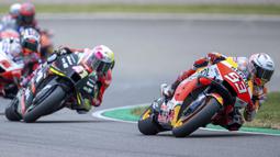 Pembalap Marc Marquez memimpin balapan MotoGP di Sirkuit Sachsenring, Hohenstein-Ernstthal, Jerman, Minggu (20/6/2021). Marc Marquez mempertegas status sebagai raja Sachsenring usai memenangkan MotoGP Jerman 2021. (Jens Buettner/dpa via AP)
