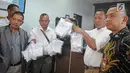 Petugas kepolisian Negara Republik Demokratik Timor Leste (RDTL) menunjukkan sampel prekursor ke Laboratorium Narkotik BNN di Jakarta, Jumat (9/2). Penyerahan sampel prekursor guna mengetahui kandungan dari bahan tersebut. (Liputan6.com/Herman Zakharia)