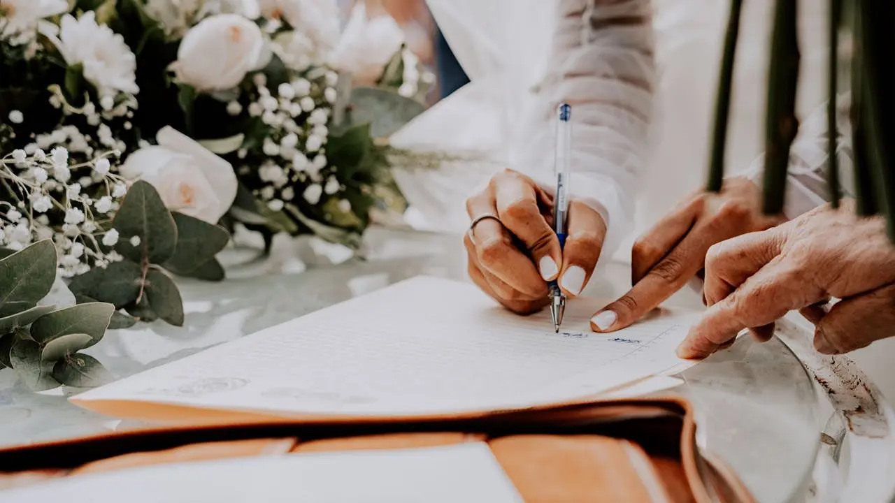 Tanda tangan akad nikah (Pexels)
