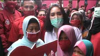Anggota DPR dari Fraksi PDIP Rieke Diah Pitaloka meresmikan rumah Nenek Nimah di Kampung Rumbia, Pebayuran, Kabupaten Bekasi, Jawa Barat, Jumat (3/7/2020). (Ist)
