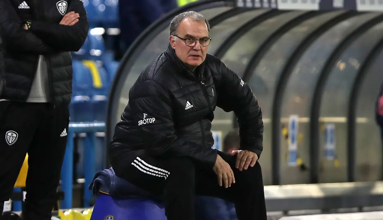 Setelah instruksinya dijalankan dengan baik oleh anak buahnya, Marcelo bielsa duduk tenang di bench sambil tetap mengamati jalannya pertandingan. Hasil 0-0 belum mampu mengangkat timnya dari posisi ke-14 (AFP/Molly Darlington/Pool)
