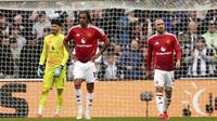Leny Yoro dan Christian Eriksen tampak lemas saat Manchester United (MU) kebobolan oleh Newcastle United dalam laga pekan 32 Premier League 2024/2025 di St James' Park, Minggu (13/4/2025) malam WIB. MU kalah telak 1-4 dalam laga tersebut. (Owen Humphreys/PA via AP)