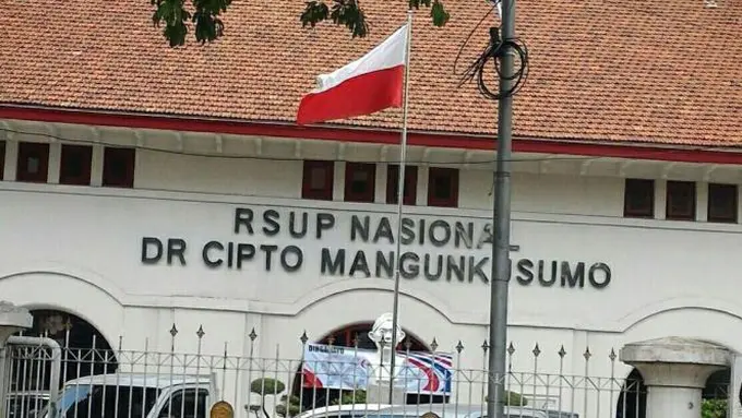 Waduh, RSCM Pasang Bendera Terbalik! 