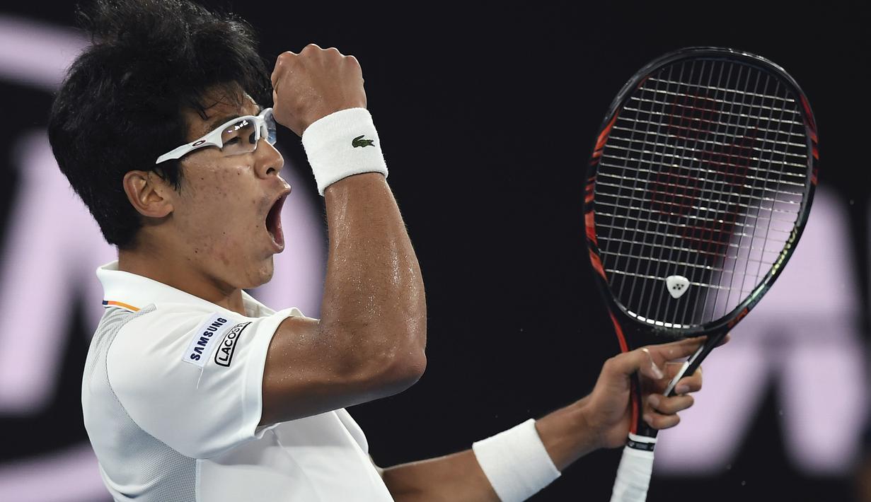 Ekspresi petenis Korea Selatan, Chung Hyeon usai mengalahkan Novak Djokovic pada ajang Australia Terbuka 2018 di Melbourne,  (22/2/2018). Djokovic kalah 6-7, 5-7, 6-7.(AP/Andy Brownbill)