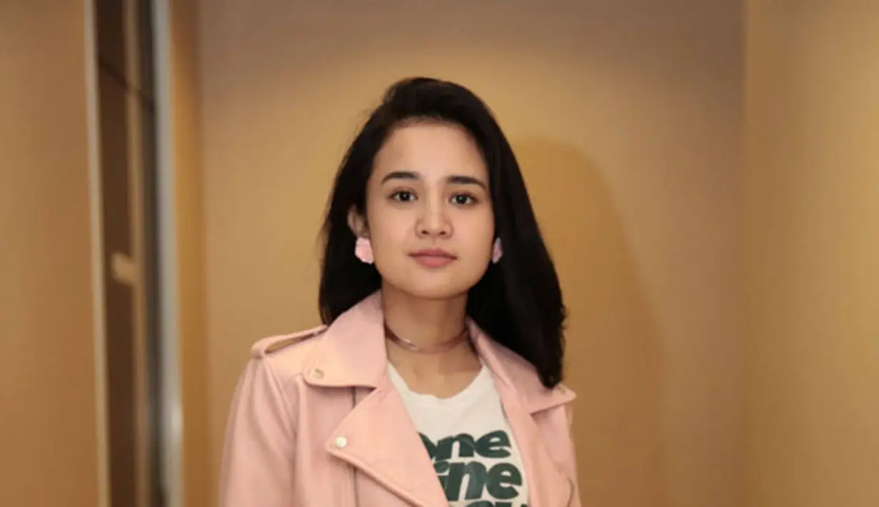 Menurut cerita Michelle, selama acara berlangsung para fansnya yang hadir di meet and greet itu berebut untuk berada di depan dan mendorong barikade. (Nurwahyunan/Bintang.com)