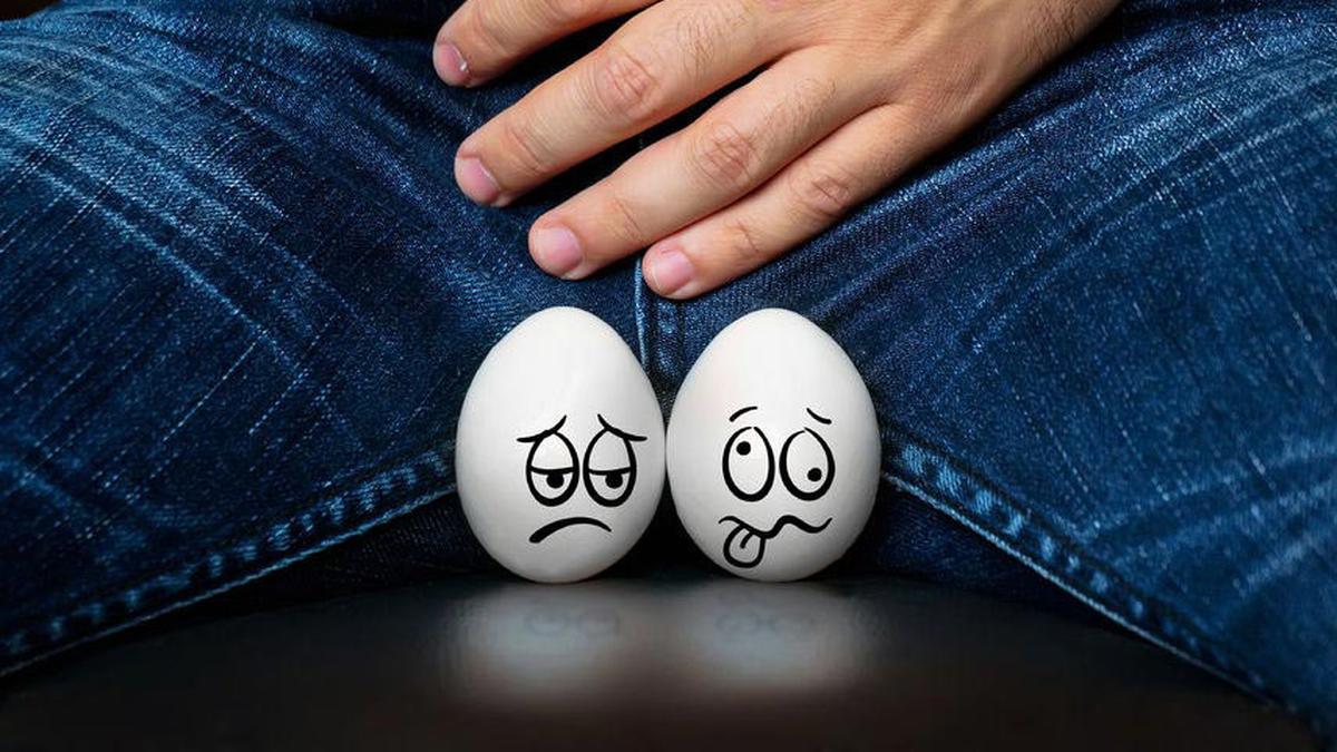 Ниже яиц у мужчин. Мужские яйца в женских руках.