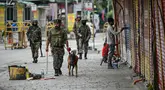 Tentara India dengan anjing pelacak berpatroli di sebuah pasar di Srinagar pada tanggal 10 Mei 2025. (Sajjad HUSSAIN/AFP)