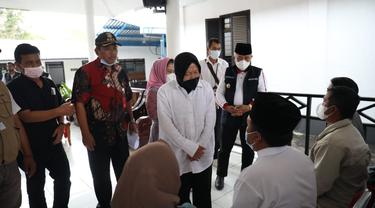 Mensos Tri Rismaharini menyalurkan santunan bagi 125 ahli waris tragedi Kanjuruhan, Malang, Jawa Timur.