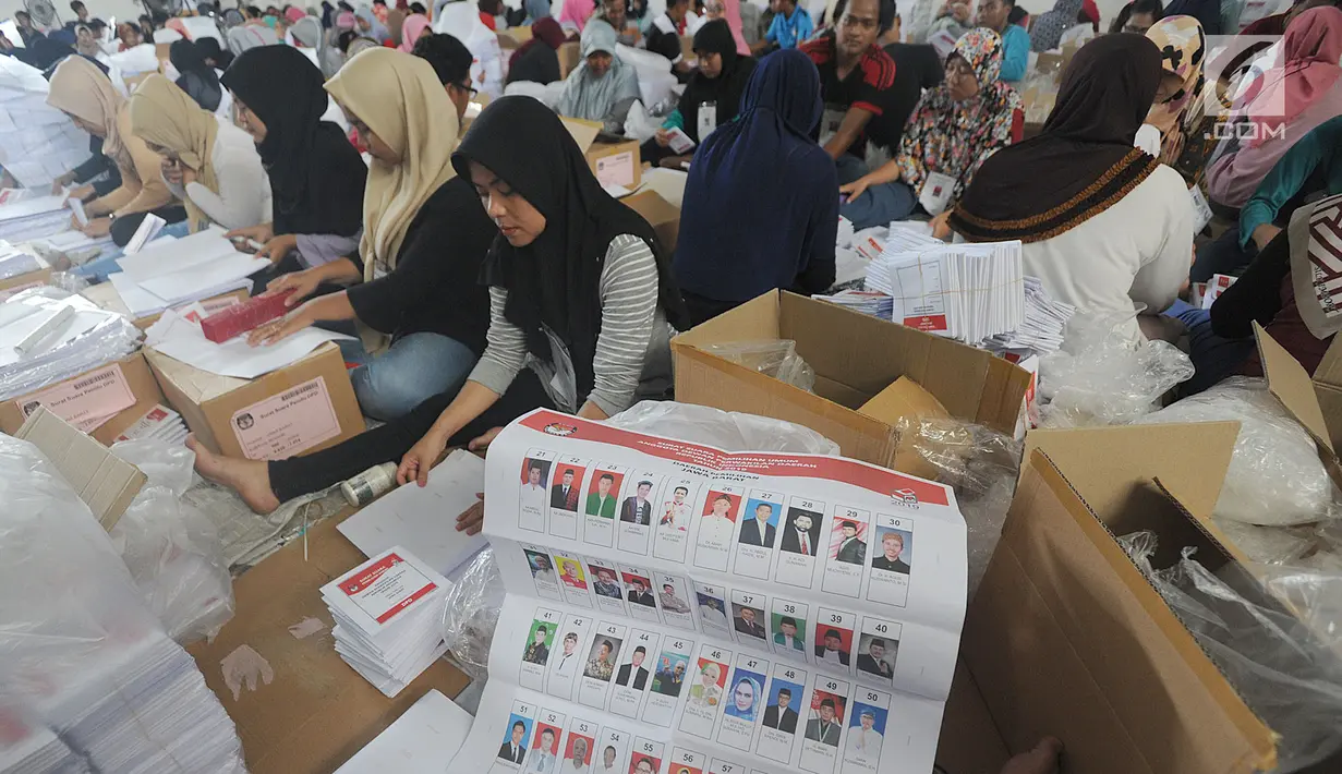 Relawan melipat kertas suara DPD RI di Gudang KPU, Cibinong, Bogor, Jawa Barat, Kamis (21/2). Sebanyak 650 relawan dilibatkan dalam kegiatan penyortiran dan pelipatan kertas suara untuk Pemilu 17 April 2019. (Merdeka.com/Arie Basuki)