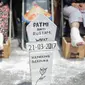 Sebuah nisan untuk Patmi (48), peserta aksi semen kaki yang meninggal, di depan Istana Merdeka, Jakarta, Rabu (22/3). Delapan aktivis menggelar aksi semen kaki yang sekaligus menghormati dan melanjutkan perjuangan Ibu Patmi. (Liputan6.com/Faizal Fanani)